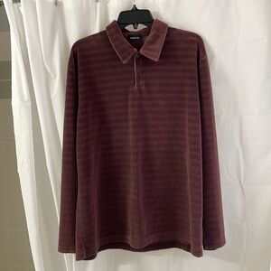 Preowned pull on men’s shirt with two front button closure in size large